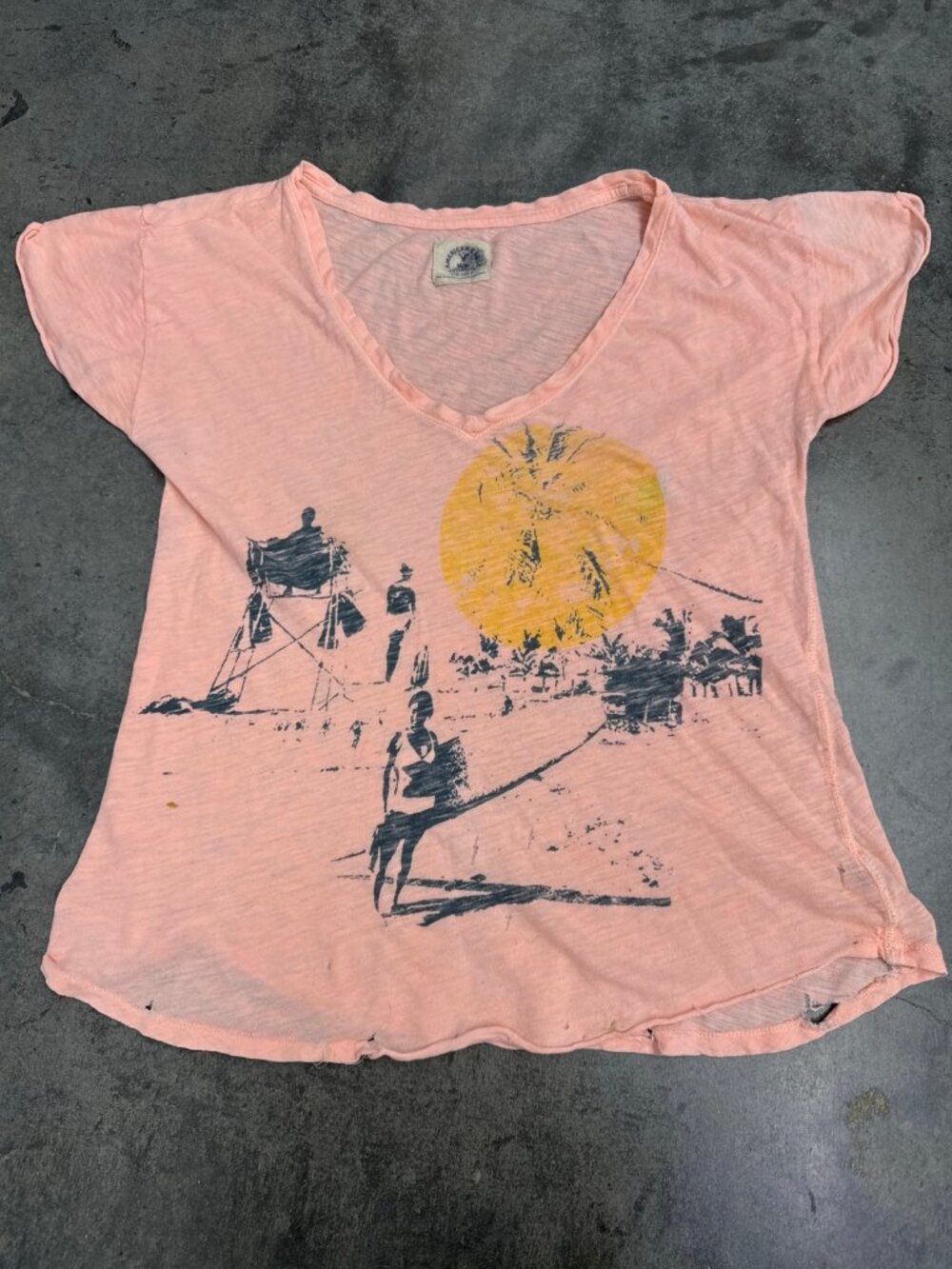 Vintage American Eagle Outfitters pink graphic v-neck t-shirt with beach scene